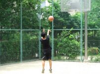 バスケットボールでシュートを打つ男の子