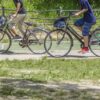 自転車をこぐ中学生