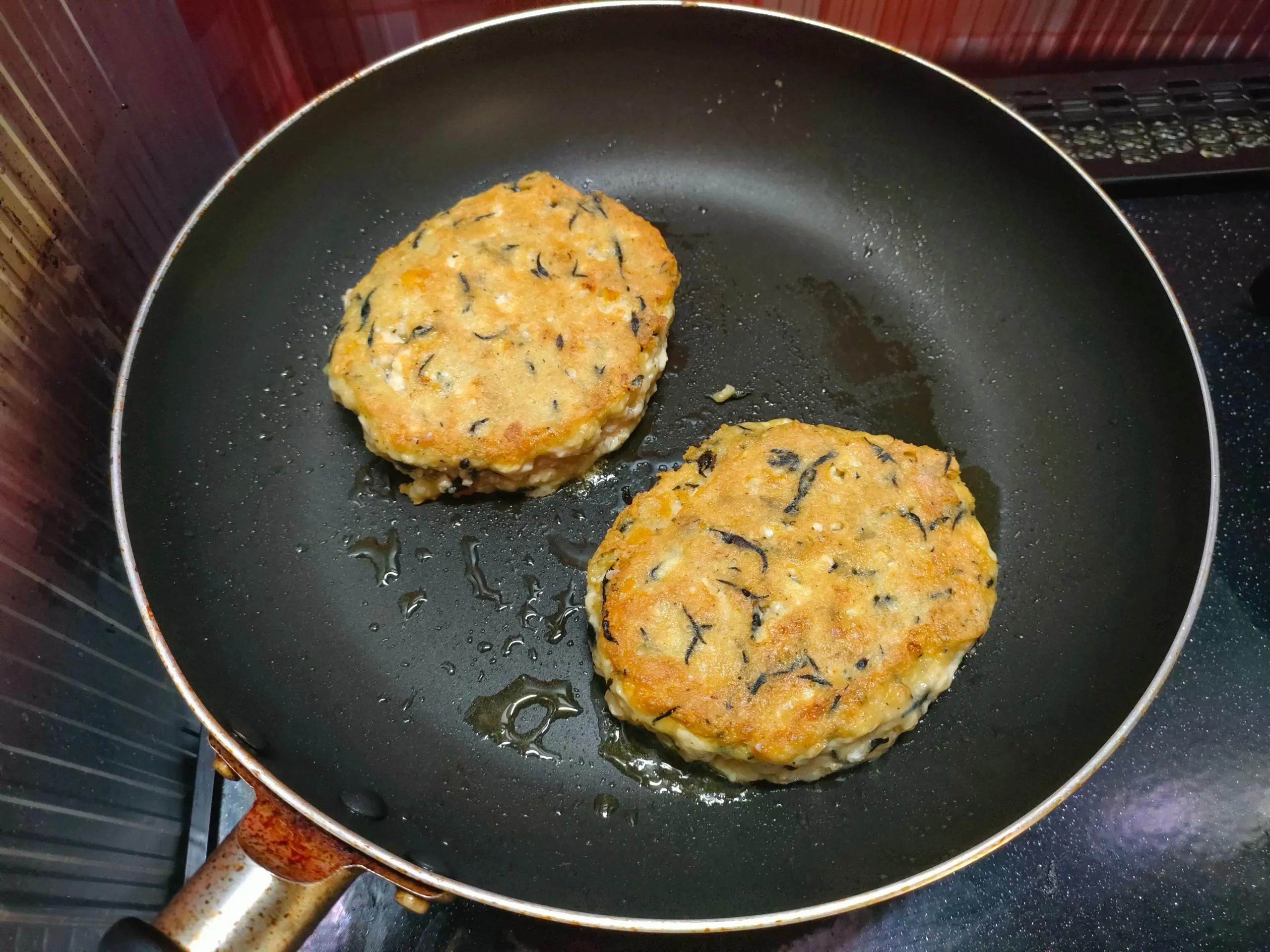 ひじきと豆腐ハンバーグを焼く