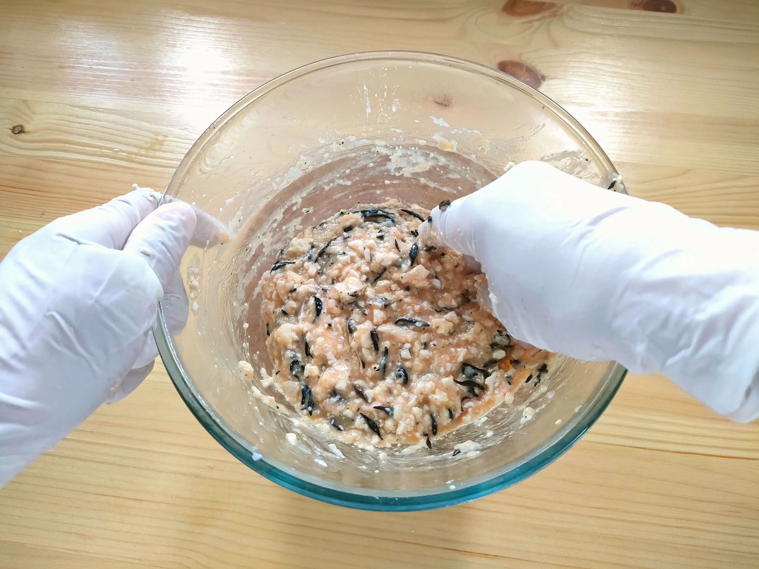 まいたけ・豆腐・ひじきをこねる