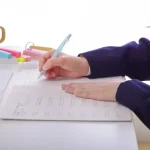 勉強する女子中学生